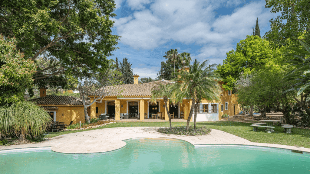 Andalusian style villa for sale in El Paraiso Golf - Estepona